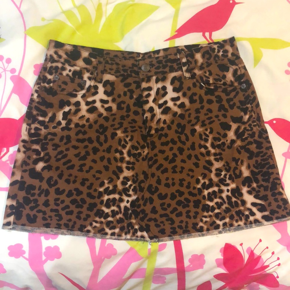 Peach love leopard mini skirt, size M, BNWOT, clean classic skirt all seasons 🔥